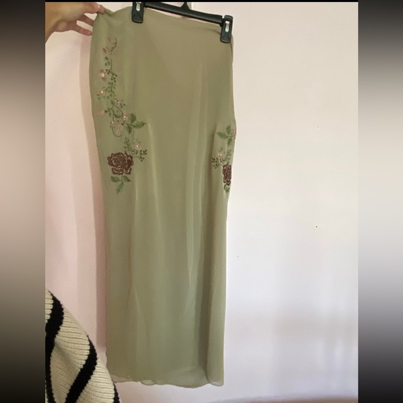 House of CB LAILAH
ARTICHOKE FLORAL MAXI SKIRT - Picture 2 of 4